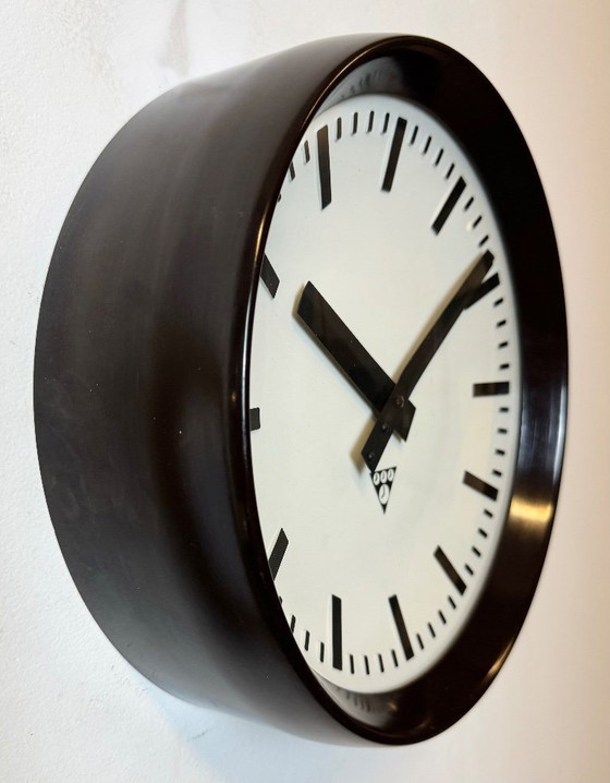 Image 1 of Reloj de pared industrial de baquelita de Pragotron, década de 1960