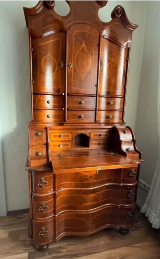 antieke mahoniehouten secretaire met een gebogen kroonlijst en ingelegde details