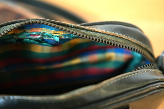 Image 1 of Borsa a tracolla vintage in pelle nera con dettagli in pelliccia: compatta ed elegante