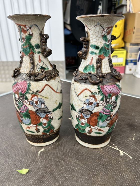 Image 1 of Porseleinen vazen met krijtwitte glazuur en krijgsscènes in Nanking-stijl gemaakt rond 1880-1900