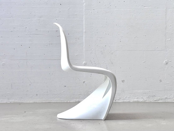 White chairs in the style of the Panton Chair – Space Age, 1970s – Side chairs, Plastic (photo 10 of 15)