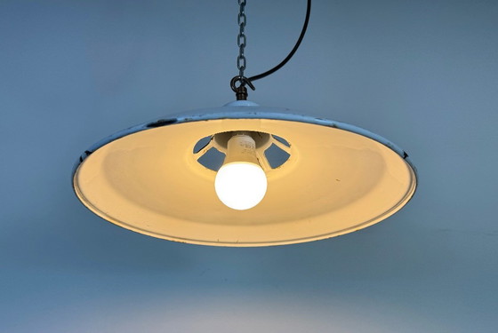 Image 1 of Industriële witte geëmailleerde fabriekshanglamp, jaren 60
