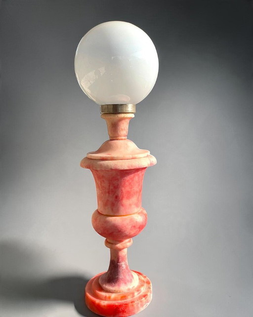 Lampada a urna italiana in alabastro rosa intagliata a mano con paralume in vetro opalino bianco