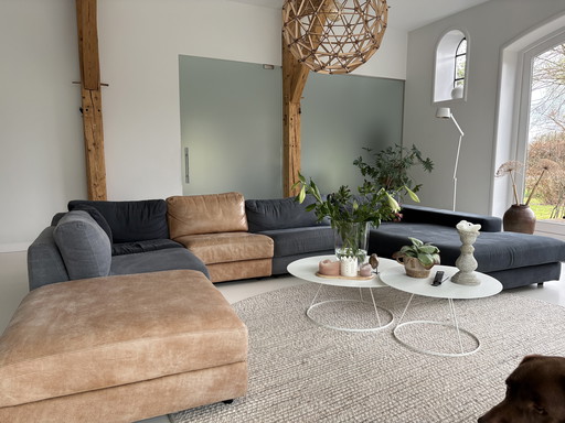 Un superbe canapé de chez Kartell Living, idéal pour un salon spacieux.