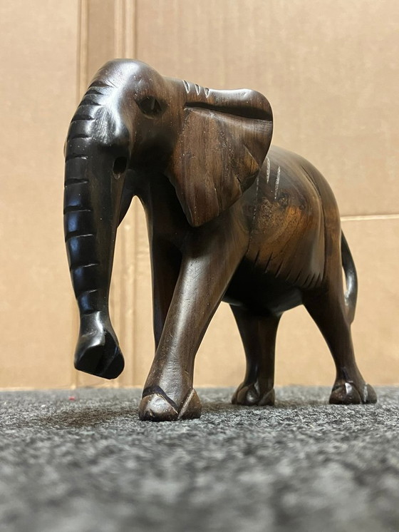 Image 1 of Éléphant en bois massif