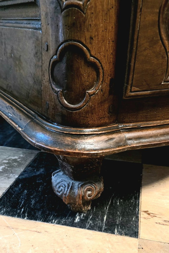 Image 1 of Armbrustkommode aus massivem Nussbaumholz, Zeit Ludwigs XIV. – frühes 18. Jahrhundert
