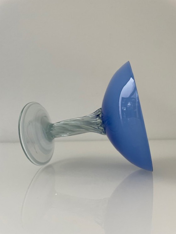 Image 1 of Gobelet vintage italien en verre de Murano – bleu et blanc – fait main