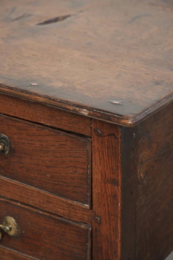 Tavolino basso inglese antico del XVIII secolo, realizzato in rovere con splendide tonalità intense. (photo 15 of 15)