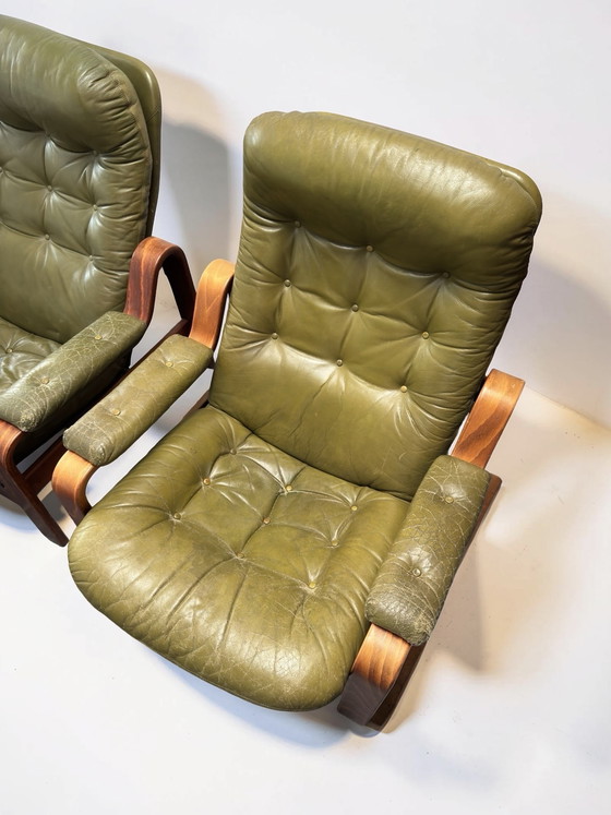Image 1 of Set di 2 poltrone lounge verde oliva – Göte Möbler, Svezia, anni '70