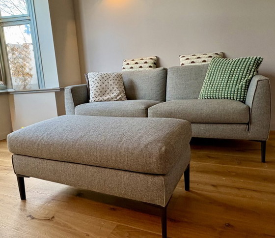 Image 1 of Comfortabele 2,5 zits bank met bijpassende poef – grijs gemêleerd