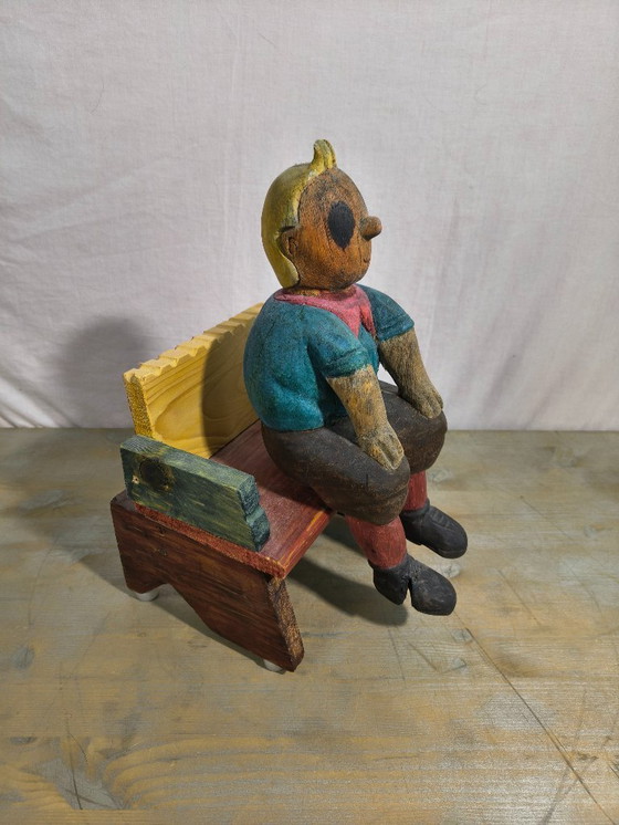 Image 1 of Kuifje op een houten bankje 