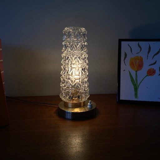 Vintage tulpvormige tafel-/bureau-/bedlamp van antiek glas met een messing voet, ontwerp uit de jaren 50.