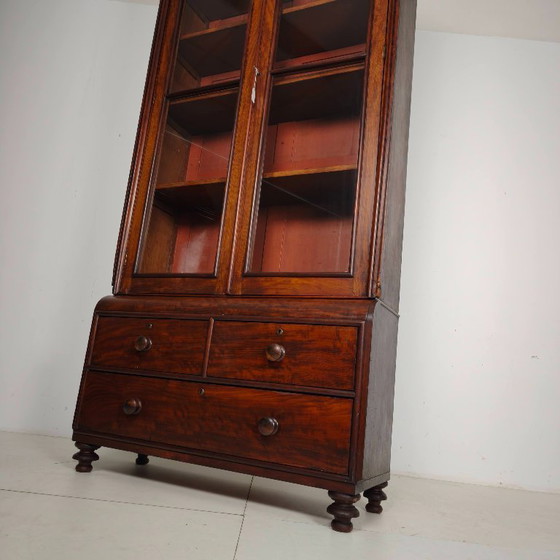 Englischer Vitrinenschrank aus dem späten 19. Jahrhundert mit Glastüren und Schubladen. – Wood (photo 13 of 15)