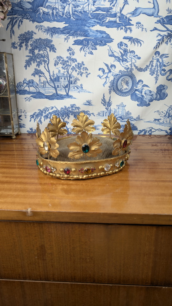 Image 1 of Grande Corona della Vergine in ottone dorato e cabochon in vetro colorato del XIX secolo