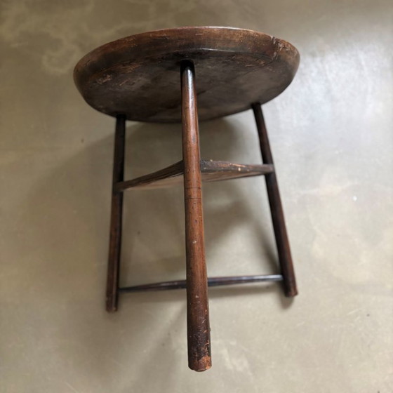 Image 1 of Antique wooden tripod table, shaped as a so-called ‘Cricked table’. Late 18th century
