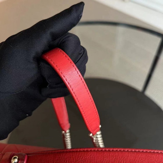 Image 1 of Borsa Chanel Medium Label Click Flap in pelle di vitello trapuntata e martellata, colore rosso, con finiture dorate, serie 24.