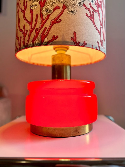 Vintage Tischlampe mit beleuchtetem Glasfuß