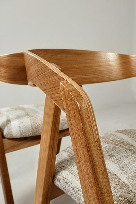 Image 1 of Een paar moderne stoelen in Scandinavisch design, gemaakt van eikenhout.