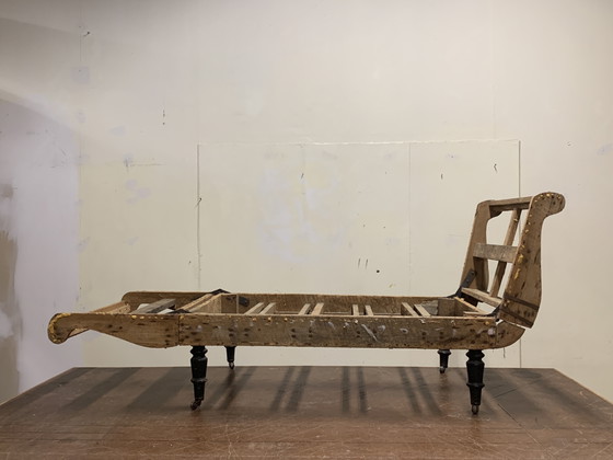 Chaise longue antica, circa 1870 – completamente restaurata con visibile maestria artigianale tradizionale. (photo 12 of 13)