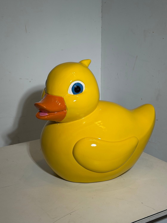 Scultura decorativa a forma di anatra XL – Poliestere e fibra di vetro gialli – Per esterni/interni – 65 cm (photo 2 of 4)