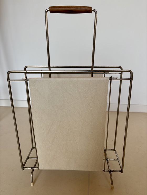 Image 1 of Elegante portariviste Mid-Century in similpelle color crema e filo d&#39;acciaio cromato