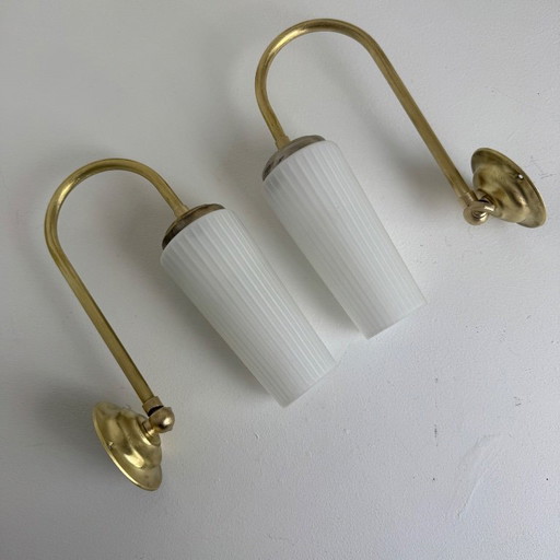 PAIRE D’APPLIQUES EN OPALINE ET LAITON VINTAGE