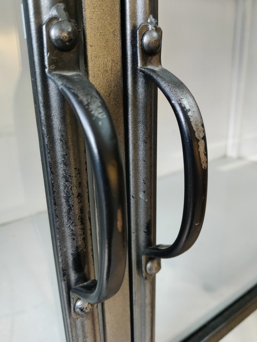 Metal industrial display case Loods5