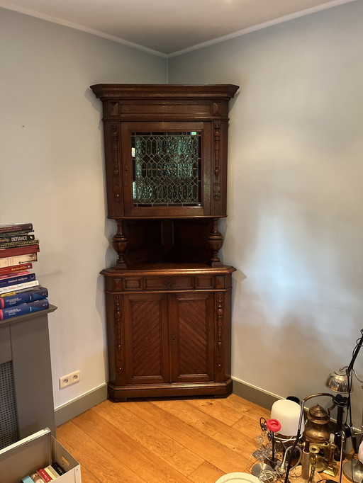 Corner cupboard