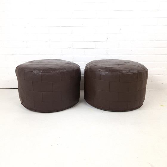 2x Vintage Round Patchwork Leather Pouf Dark Brown 1970s – Footstools & poufs (photo 3 of 7)