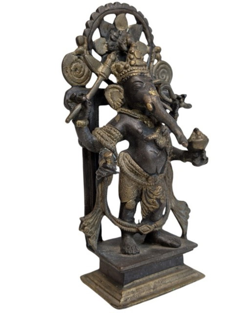Ganesha debout en bronze doré antique – Himalaya, XVIIIe-XIXe siècle – beeldhouwkunst, Gold