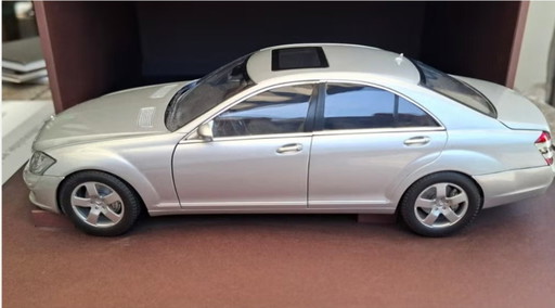 Mercedes-Benz S-Klasse (W221) 1:18 AUTOart Händler-Einführungsbox