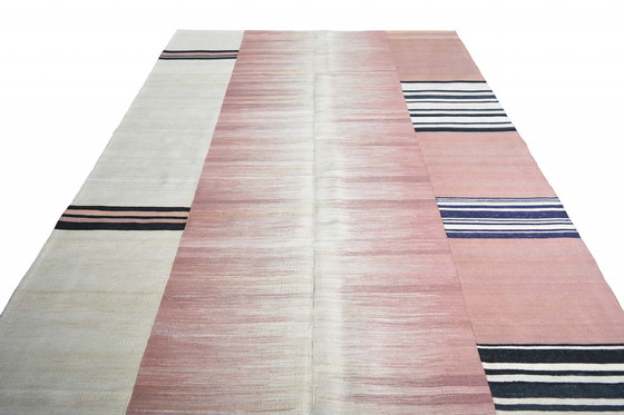 Image 1 of Handgewebter Designer Kelim Fars – 294 x 206 cm – Modernes Unikat in Rosé & Creme