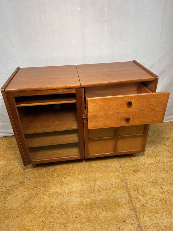 Image 1 of Vintage teakhouten platen- en muziekkast uit het midden van de eeuw van Parker Knoll (1960-1970) Zeldzaam Brits ontwerp | Prakti