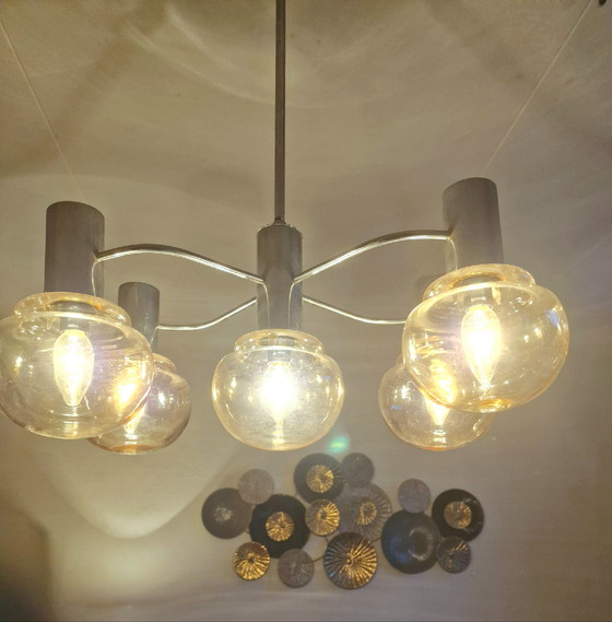 Image 1 of Lampe pendante atomique Mid Century Modern. 5 ampoules en verre ambré. Attribuée à Sciolari