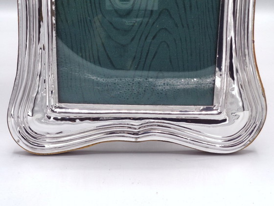 Image 1 of Marco de metal plateado repujado a mano, 13 x 18 cm.