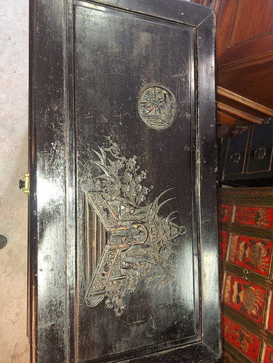 Image 1 of Antike chinesische Kommode mit Chinoiserie-Dekor, mit 2 Klappen und 3 Schubladen, Maße 91 x 46 cm und 79 cm hoch.