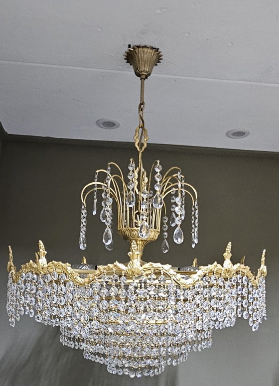 Image 1 of Lustre serti de cristaux taillés.
