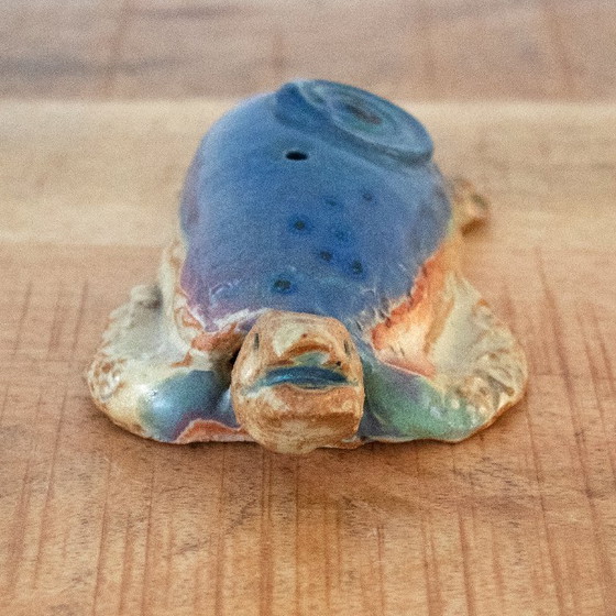 Image 1 of Tortue marine en céramique à motif océanique, signée au dos