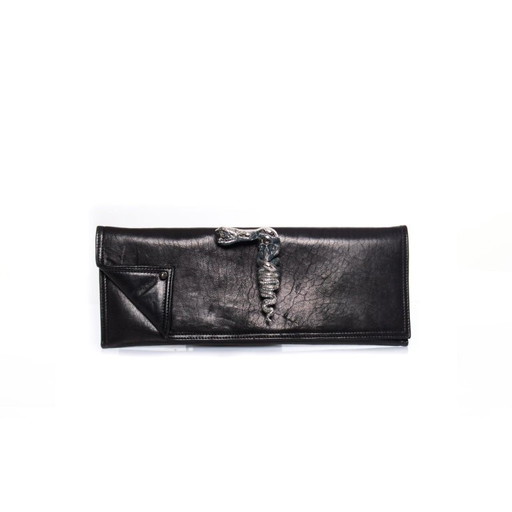 Maison Du Posh, pochette in pelle nera con anello per le nocche.