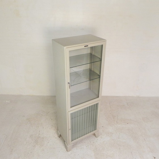 Image 1 of Armadietto medico in acciaio, Oostwoud, anni '60