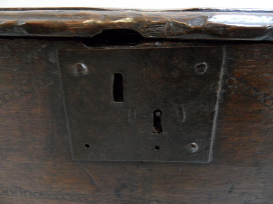 Image 1 of Coffre ancien en chêne