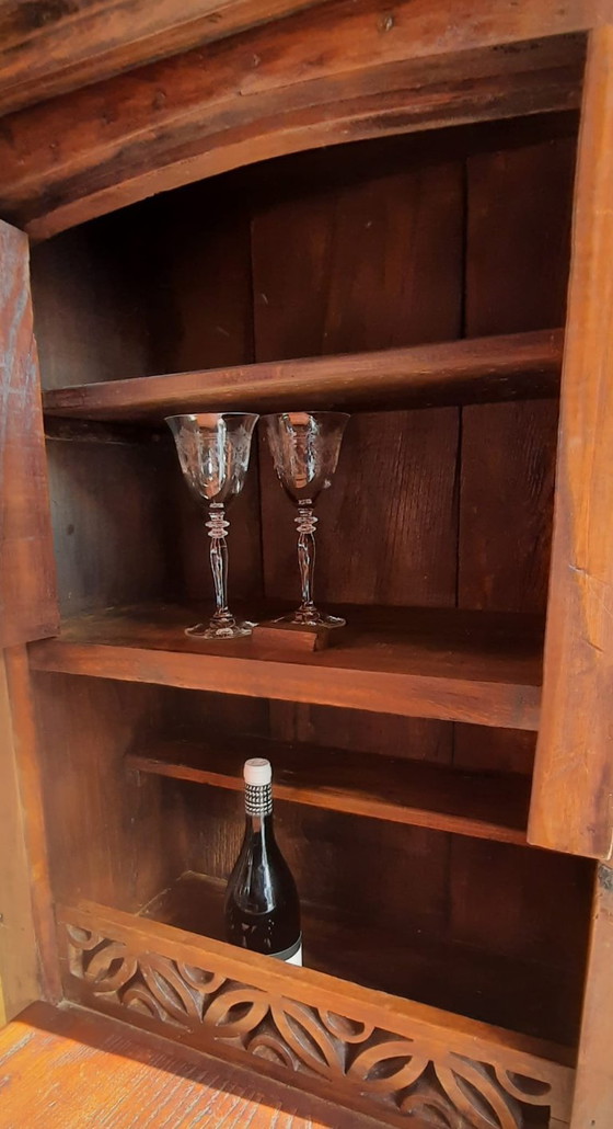 Image 1 of Raro armario de granja holandés de castaño de los siglos XVI/XVII con mesa plegable.