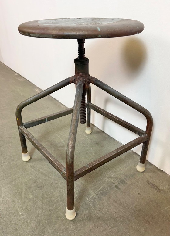 Image 1 of Tabouret pivotant industriel en fer, hauteur réglable, années 1960