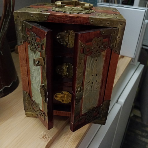 Portagioielli in legno di ciliegio e giada