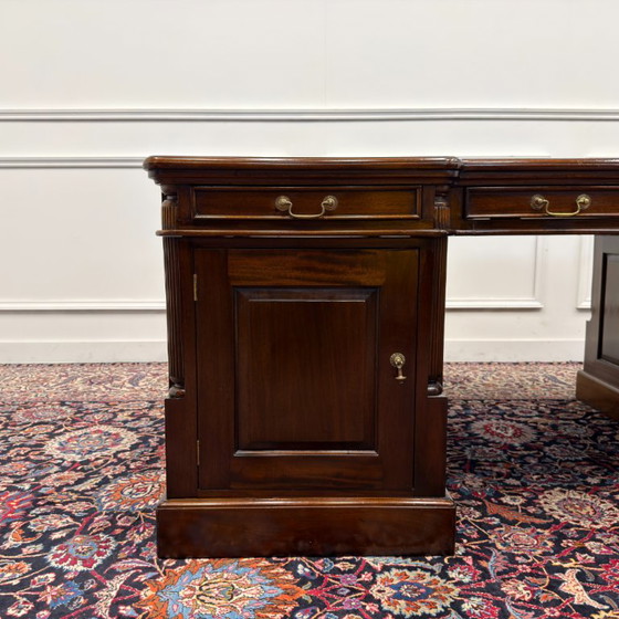 Groot Klassiek Engels Chesterfield Bureau Partnerdesk – Schreibtisch, Leder, Holz (photo 9 of 21)