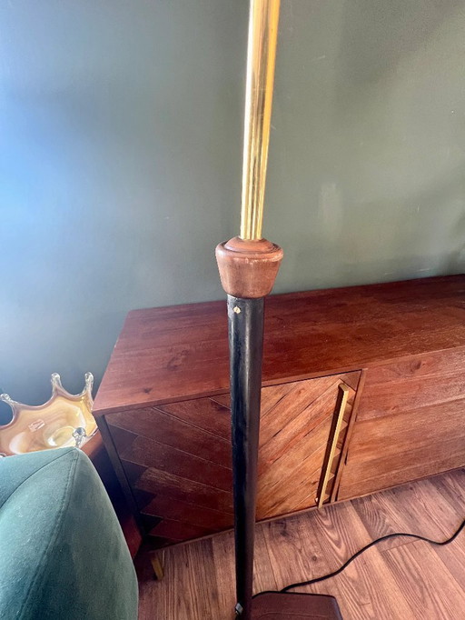 Elegant Art Déco floor lamp from the 1930s-1940s with pressure switch in the stand. Original antique rarity.