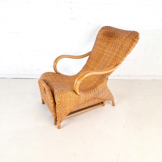 Image 1 of Poltrona vintage in rattan con poggiapiedi