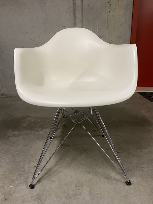 Vitra Eames shell chair white/chrome frame