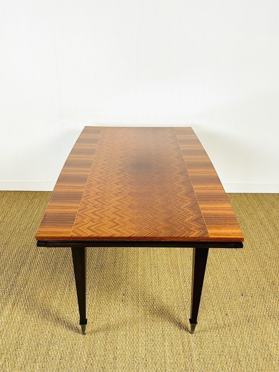 Image 1 of Table à manger art déco en marqueterie à chevrons vernie avec rallonges, 1940