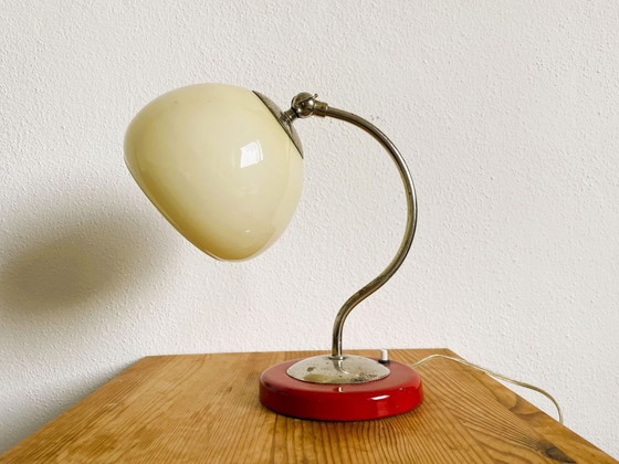 Image 1 of Kleine Mid-Century Modern Tischlampe mit cremefarbenem Opaine Lampenschirm, 1940er Jahre